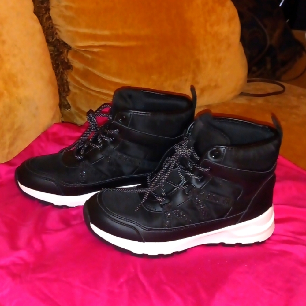 Guess black winter boot SZ 8